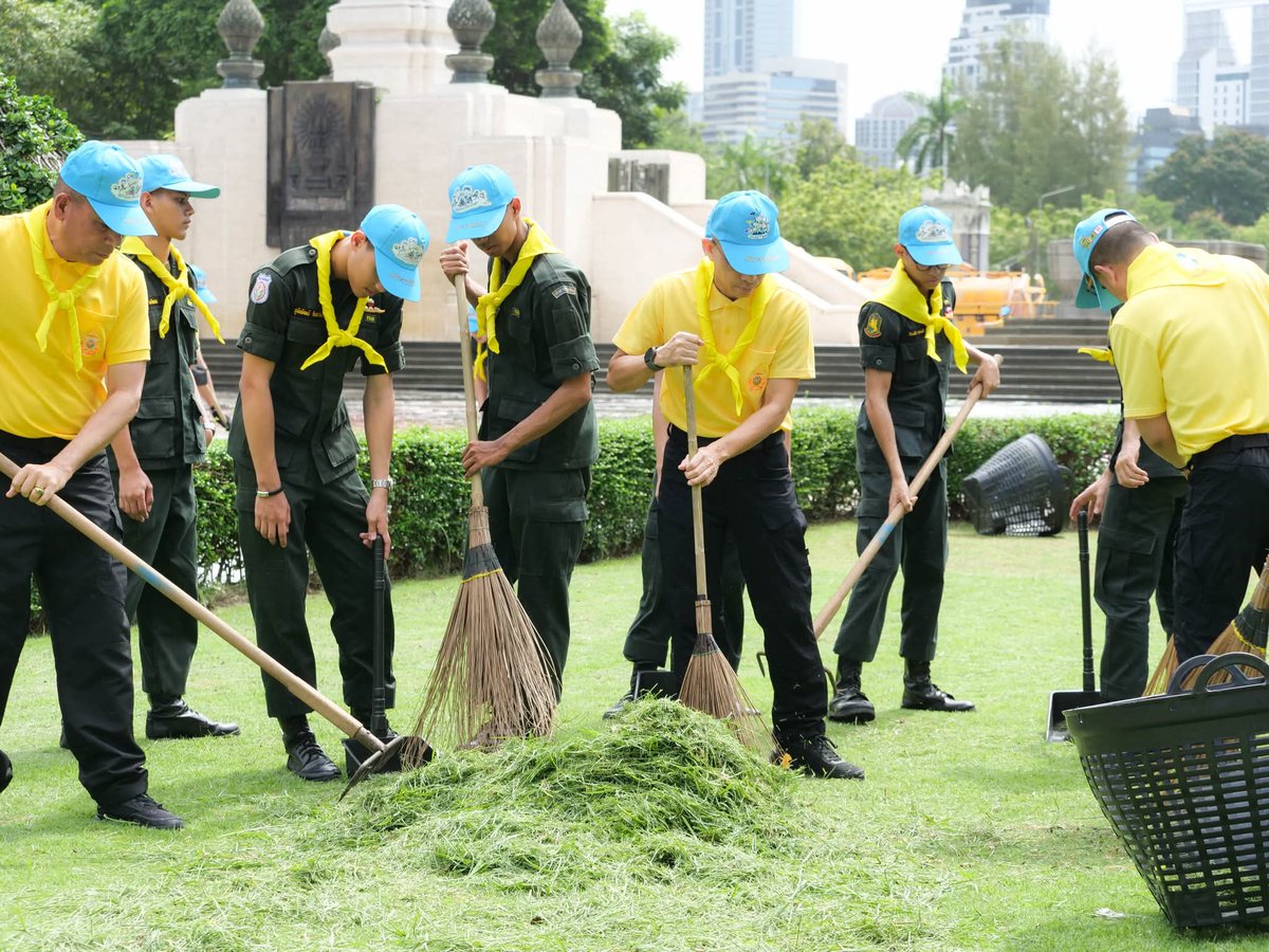 TDCPR_NEWS's tweet photo. พลโท วัชรินทร์ มุทะสินธุ์  ผู้บัญชาการหน่วยบัญชาการรักษาดินแดน เป็นประธานในการจัดกิจกรรมจิตอาสา “เราทำความ ดี ด้วยหัวใจ” เนื่องในโอกาสวันเฉลิมพระชนมพรรษา พระบาทสมเด็จพระเจ้าอยู่หัว 28 กรกฎาคม 2568 ณ ลานพระบรมราชานุสาวรีย์ พระบาทสมเด็จพระมงกุฎเกล้าเจ้าอยู่หัว สวนลุมพินี กรุงเทพฯ https://t.co/rVKaxRGMi0