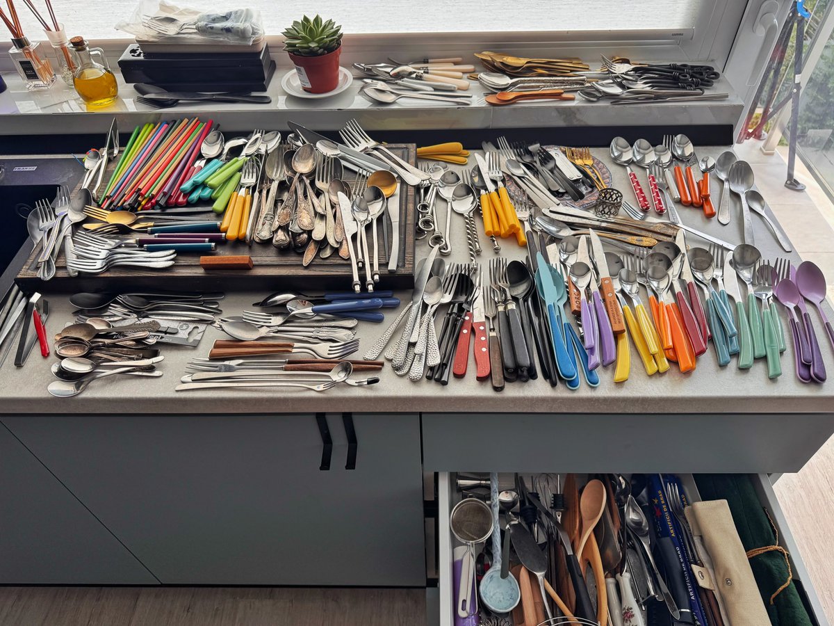 Lunea_in_HR's tweet image. Client: - şi, aveți la studio chestii din astea, furculițe, cuțite sau aducem noi?

Creierul meu: mai tre’ să cumperi o furculiță sau chiar două. 

😇
@csavules cam asa esti si tu cu luminile.