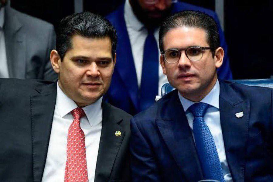 🇺🇸🇧🇷Trump avalia punir Hugo Motta e Alcolumbre com a perda de visto e a Lei Magnitsky, diz Metrópoles.

Dois corruptos e frouxos Amando de Alexandre Moraes