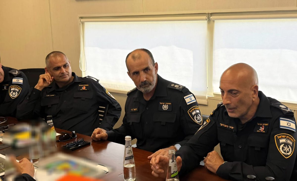 IL_police's tweet image. בהמשך לאירוע החשד לפיגוע שהתרחש אתמול בבוקר בצומת כפר יונה, המפכ"ל דני לוי מקיים כעת הערכת מצב נוספת בחפ"ק המשטרה בהשתתפות מפקד מחוז מרכז, ר' אג"מ ומפקדים נוספים
מפקד המחוז סקר בפני המפכ"ל את הפעילות המתמשכת בכל הקשור למצוד אחר החשוד, הכוללת פעילויות גלויות וסמויות.
המפכ"ל…