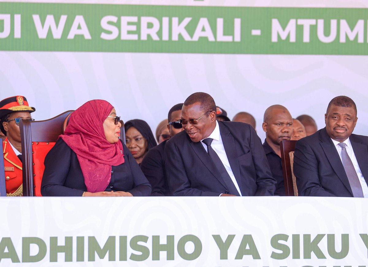 urtupdates's tweet image. Makamu wa Rais wa Jamhuri ya Muungano wa Tanzania Mhe. Dkt. Philip Mpango ameshiriki Maadhimisho ya Siku ya Mashujaa yaliyofanyika katika Uwanja wa Mnara wa Mashujaa uliopo Mji wa Serikali Mtumba mkoani Dodoma, tarehe 25 Julai 2025. Maadhimisho hayo yameongozwa na Rais wa Jamhuri…