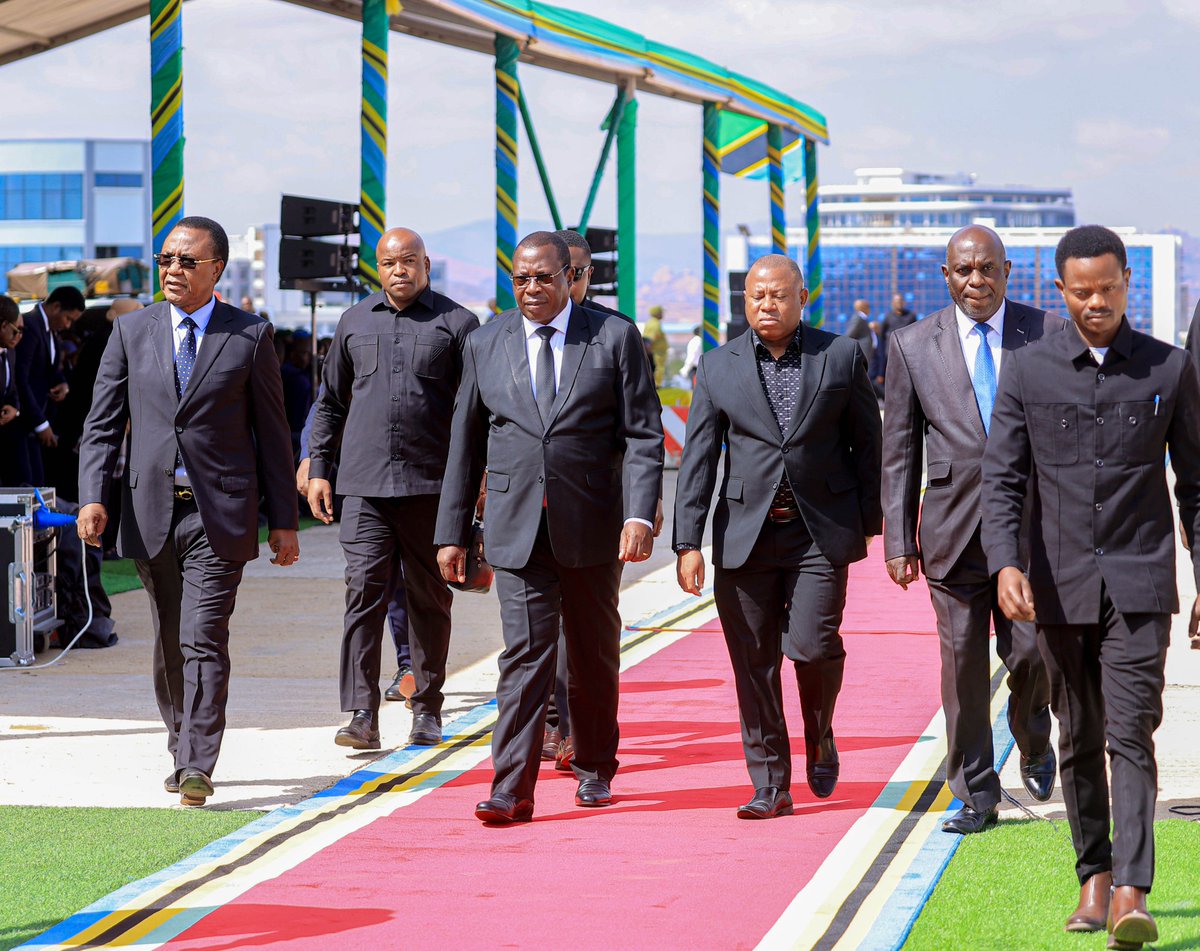 urtupdates's tweet image. Makamu wa Rais wa Jamhuri ya Muungano wa Tanzania Mhe. Dkt. Philip Mpango ameshiriki Maadhimisho ya Siku ya Mashujaa yaliyofanyika katika Uwanja wa Mnara wa Mashujaa uliopo Mji wa Serikali Mtumba mkoani Dodoma, tarehe 25 Julai 2025. Maadhimisho hayo yameongozwa na Rais wa Jamhuri…