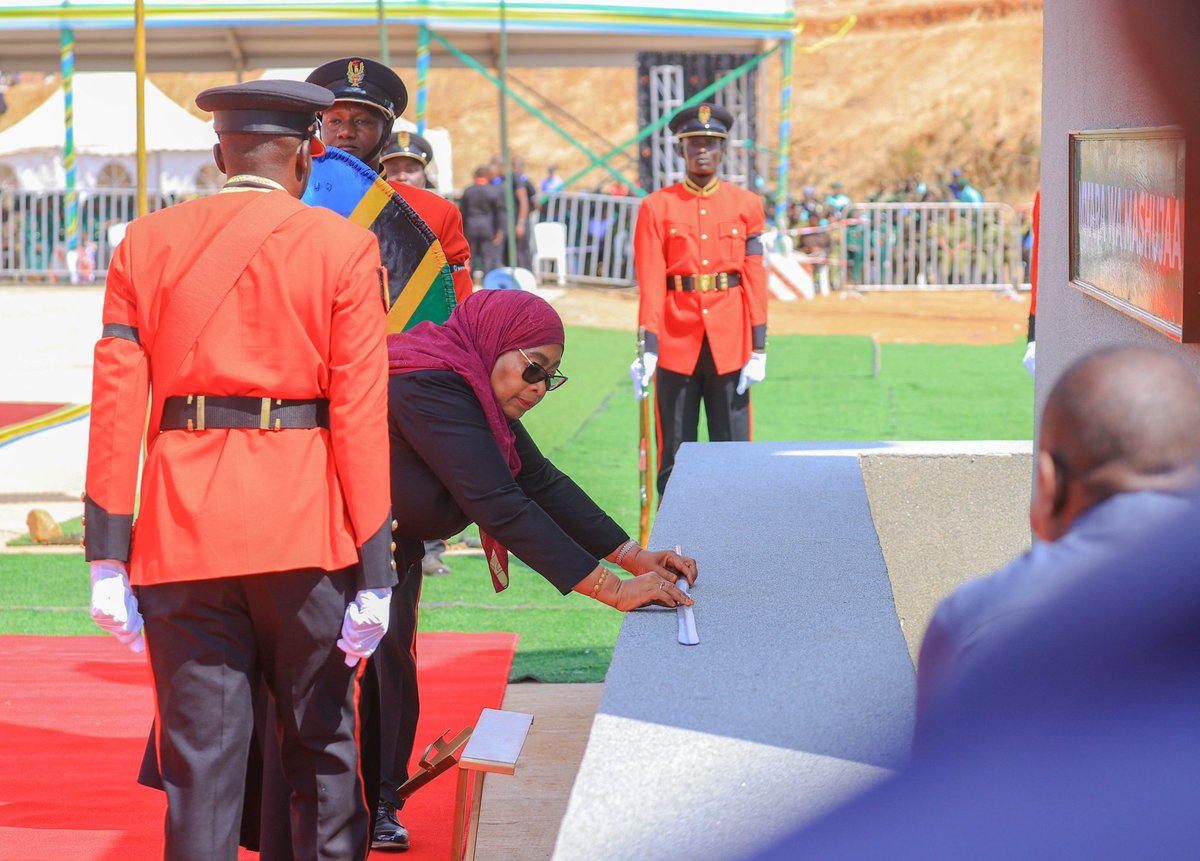 urtupdates's tweet image. Makamu wa Rais wa Jamhuri ya Muungano wa Tanzania Mhe. Dkt. Philip Mpango ameshiriki Maadhimisho ya Siku ya Mashujaa yaliyofanyika katika Uwanja wa Mnara wa Mashujaa uliopo Mji wa Serikali Mtumba mkoani Dodoma, tarehe 25 Julai 2025. Maadhimisho hayo yameongozwa na Rais wa Jamhuri…