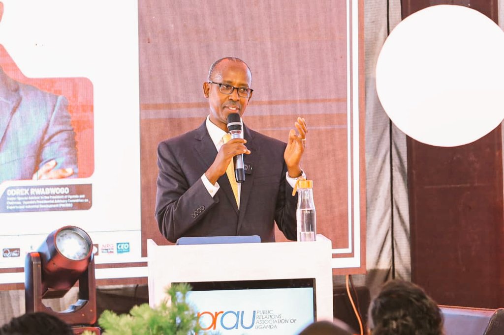 paceidug's tweet image. Speaking at #PRAUPRSymposium25, this afternoon at Imperial Royale Hotel, @Odrek_Rwabwogo called on public relations practitioners to redefine their roles by embracing leadership and strategic communication.
"Effective communicators lead with conviction, joint efforts, deep…