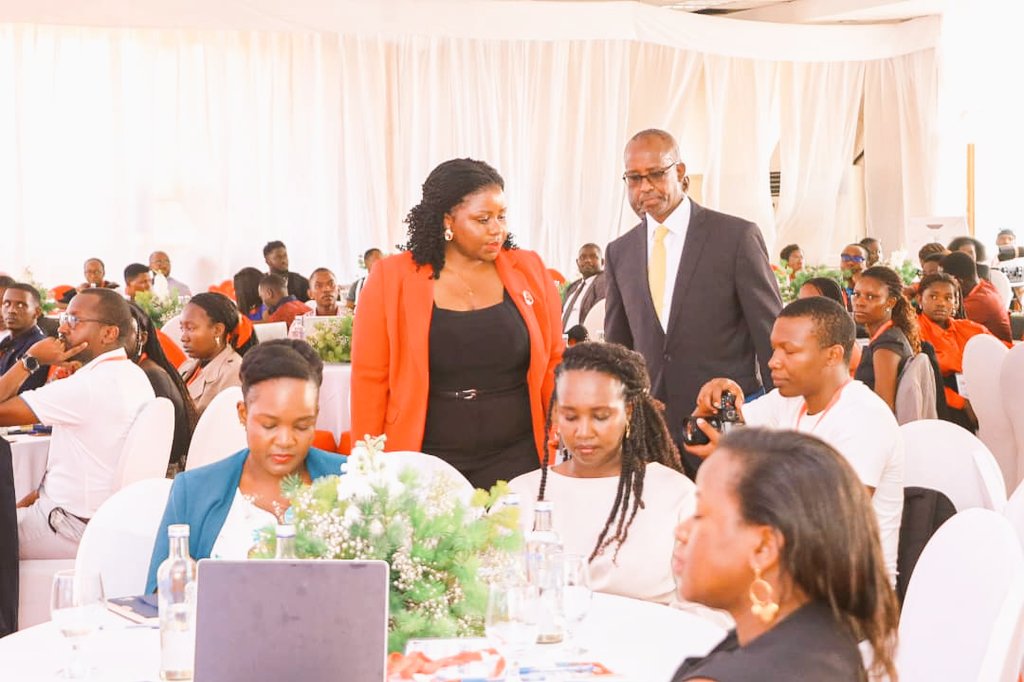 paceidug's tweet image. Speaking at #PRAUPRSymposium25, this afternoon at Imperial Royale Hotel, @Odrek_Rwabwogo called on public relations practitioners to redefine their roles by embracing leadership and strategic communication.
"Effective communicators lead with conviction, joint efforts, deep…