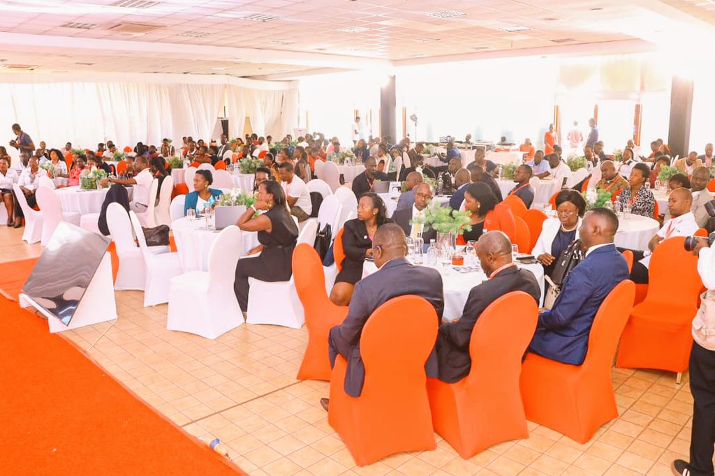paceidug's tweet image. Speaking at #PRAUPRSymposium25, this afternoon at Imperial Royale Hotel, @Odrek_Rwabwogo called on public relations practitioners to redefine their roles by embracing leadership and strategic communication.
"Effective communicators lead with conviction, joint efforts, deep…