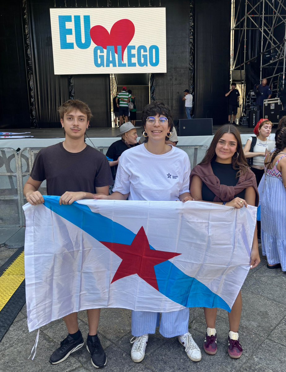 JovesPV's tweet image. Com cada any, amb les companyes de @galizanova en el Día da Patria Galega!
Visca el País Valencià!
Galiza Ceibe, poder popular!