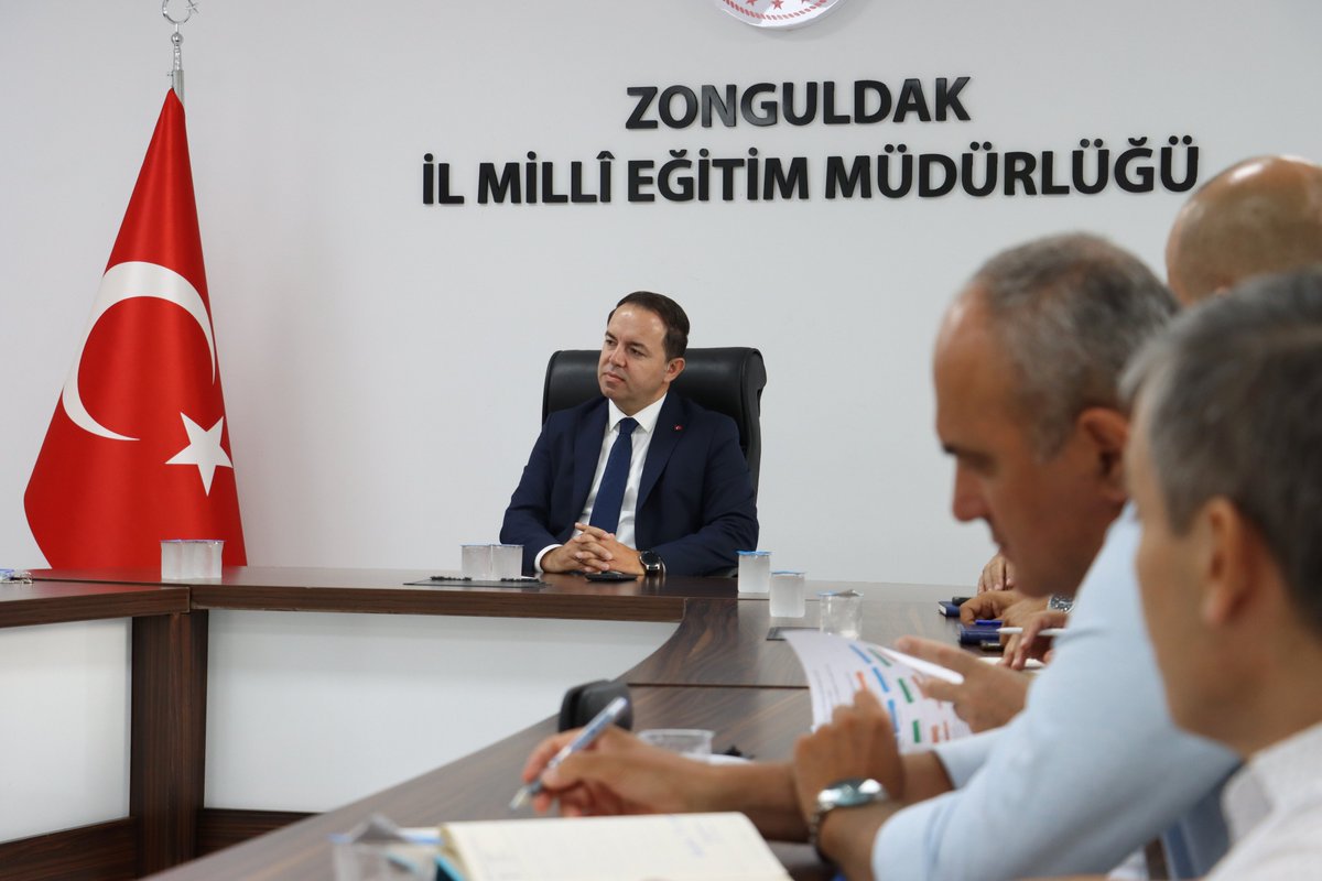 🔖İl Millî Eğitim Müdürümüz Sayın Uygar Keskin başkanlığında “İlçe Millî Eğitim Müdürleri Değerlendirme ve Bilgilendirme Toplantısı” gerçekleştirildi.    

İlçe Millî Eğitim Müdürlerimiz, İl Millî Eğitim Müdür Yardımcılarımız ve Şube Müdürlerimizin katıldığı toplantıda; İlçe