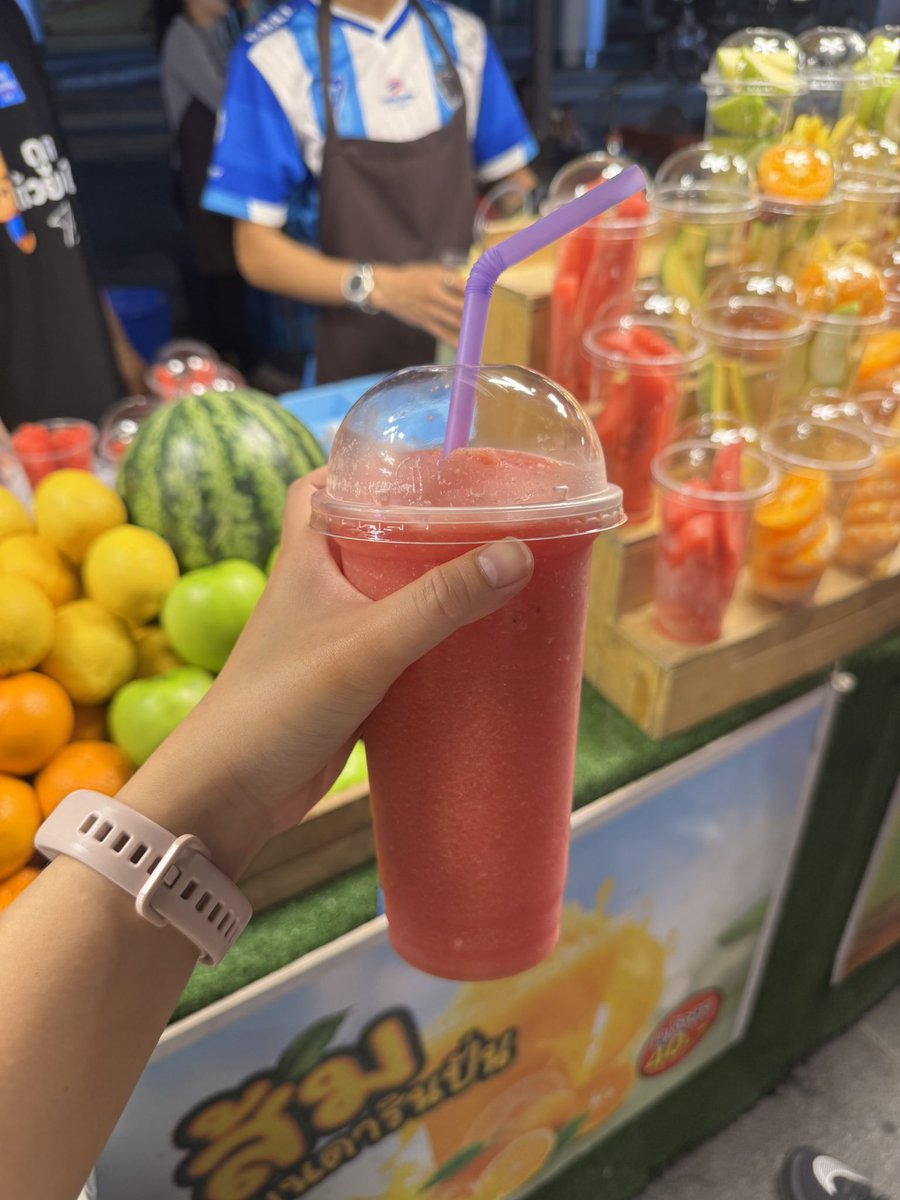 trickykiker's tweet photo. 🍉Water melon smoothie 1 dollar
🐙Grilled Squid/Grilled Cuttlefish 3 dollars
I love night market
#swunightmarket #fridaynight https://t.co/Z3bWVtk0Qs