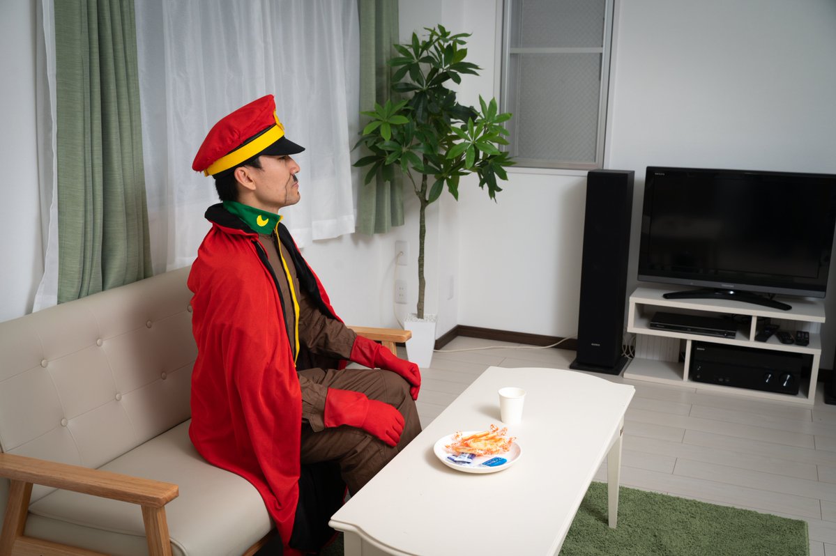takeo1945's tweet image. これはお役立ち情報なんですけど､部屋で鷹の爪団総統がくつろいでるだけで次の瞬間にはデラックスファイターが邪魔しに来たり吉田君が面倒起こしたりするのが予想できるんですよ