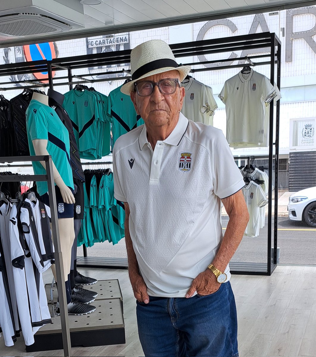 lorenvergarap's tweet image. Veréis, esta mañana día de Santiago, (nombre de mi querido tío y de su hijo, mi primo) he pasado por la tienda de ¡NUESTRO! @FCCartagena_efs España, iba...con la idea de comprar la primera equipación, pero...como no está todavía, me he comprado este "polico" con su escudo.