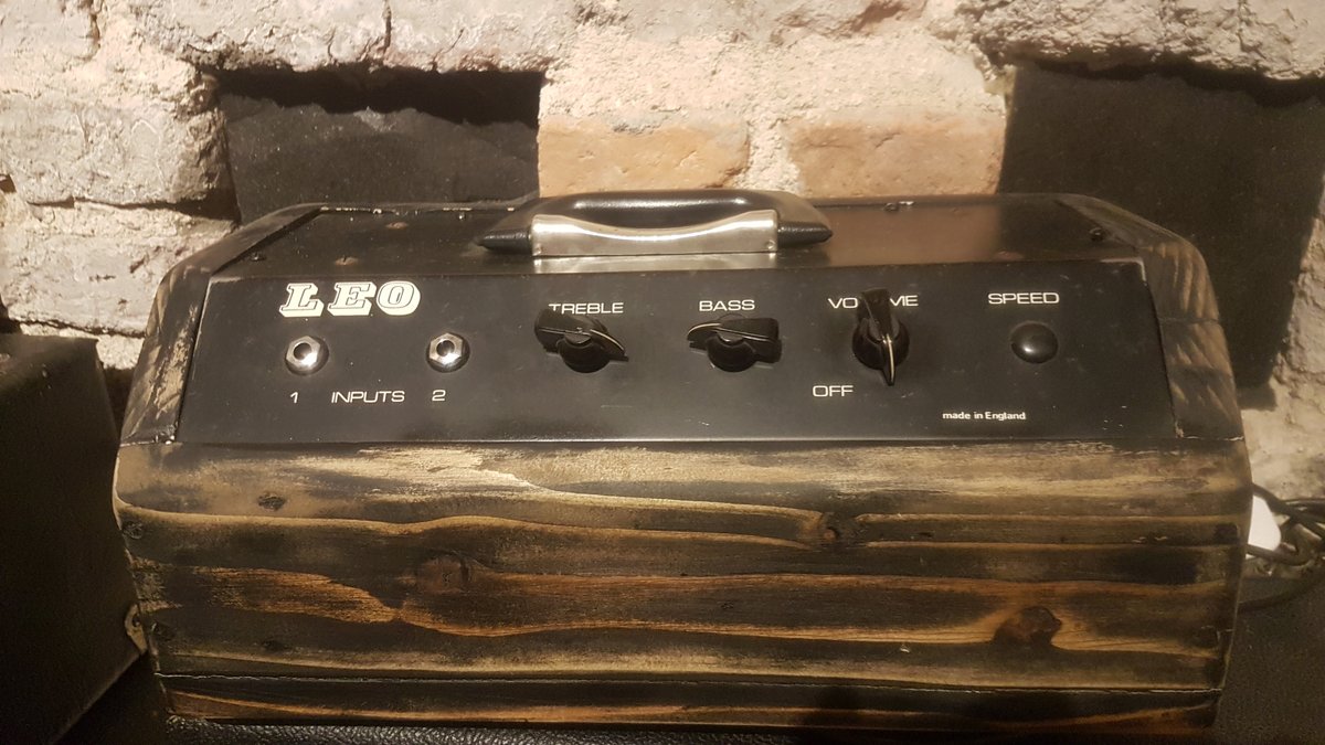 Some really nice bits of vintage kit in every nook and cranny up here..!

#vintage #studiogear #synth #vintagesynth #guitar #guitarist #guitarplayer #guitaramp #guitaramplifier #musicproduction #musicproductions #musicproductiontips #musicpromotion #soundrecording #audiomixing