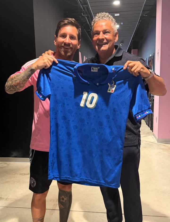 90sfootball's tweet photo. Lionel Messi and Roberto Baggio 🤩 https://t.co/f4C0lQbiCq