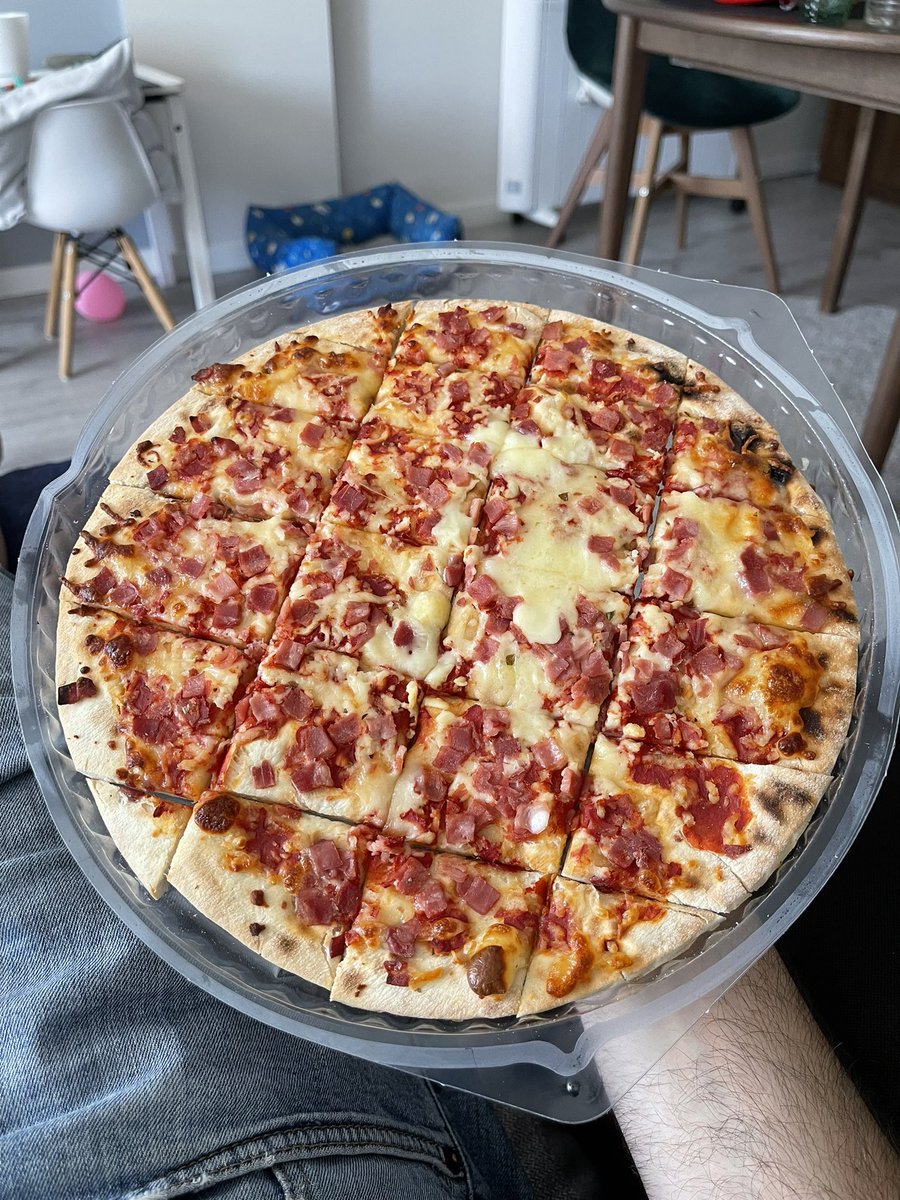 Podem não concordar mas esta é a melhor maneira de mamar pizza