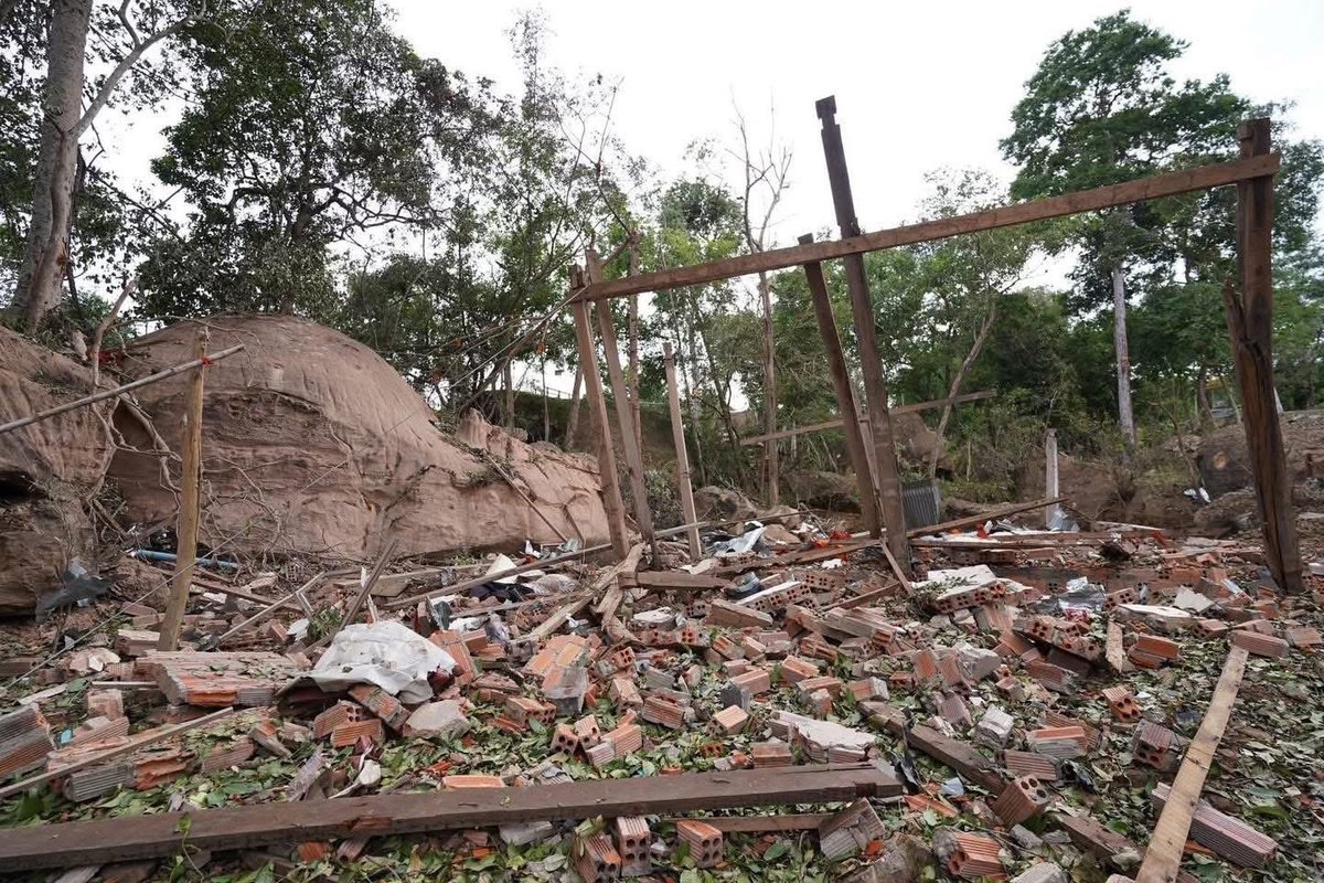koemsiely's tweet photo. These photos show the destruction of Ta Moan Sen Chey Pagoda in Banteay Ampil district, Oddar Meanchey province caused by Thailand's F-16 fighter bombardments on July 24. 
#ThailandStartedTheWar
#JusticeForCambodia https://t.co/0vRSaqGHXK