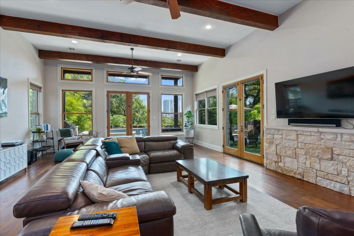 goshopstr's tweet photo. Modern villa with a private pool in downtown Austin – your luxe urban escape.

Book now: https://t.co/wlkkHlpbOG https://t.co/xEiloJ3z9f