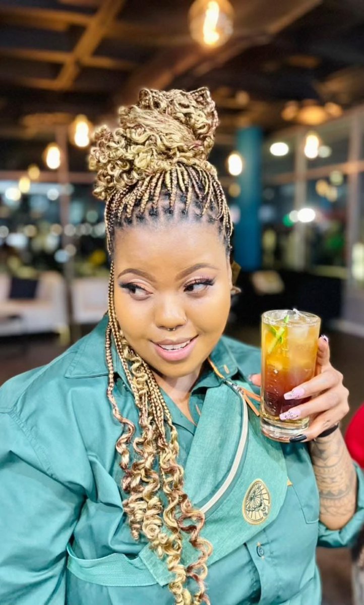 RobustHun's tweet image. Listen if ever you need a knotless braids plug just call Shally on 77741930 and book your hair appointment..this is not a paid partnership..I just think she is really good at what she does..based in Gaborone block 8🔥🔥🔥🔥