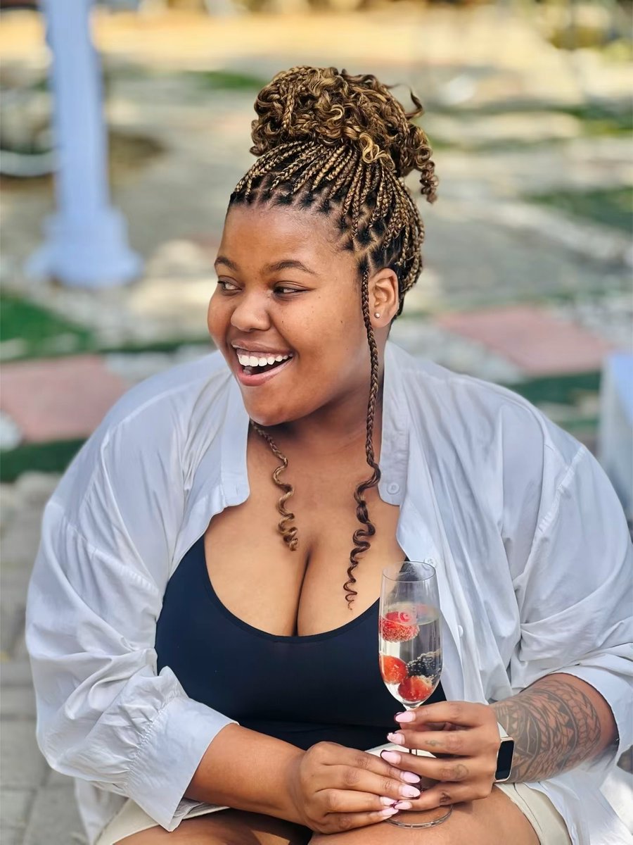 RobustHun's tweet image. Listen if ever you need a knotless braids plug just call Shally on 77741930 and book your hair appointment..this is not a paid partnership..I just think she is really good at what she does..based in Gaborone block 8🔥🔥🔥🔥