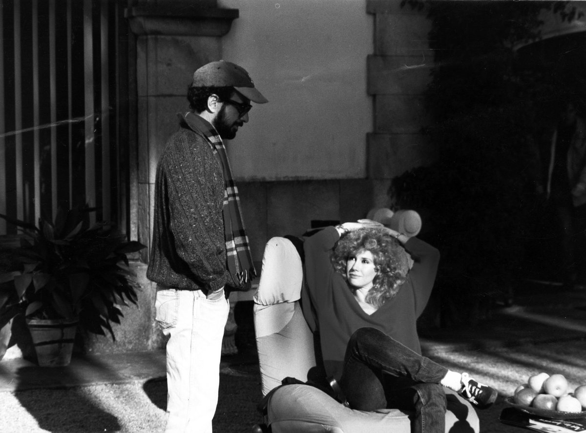 Notorious_Ed's tweet image. José Luis Garci y Victoria Vera durante el rodaje de “Asignatura aprobada” (1987).
Fotografía perteneciente a nuestro libro “Asignatura aprobada. A Love Story”, de Óscar Méndez @Oscarcinefilo
#notoriousediciones #asignaturaaprobada #joseluisgarci #cineespañol @Lleng7
