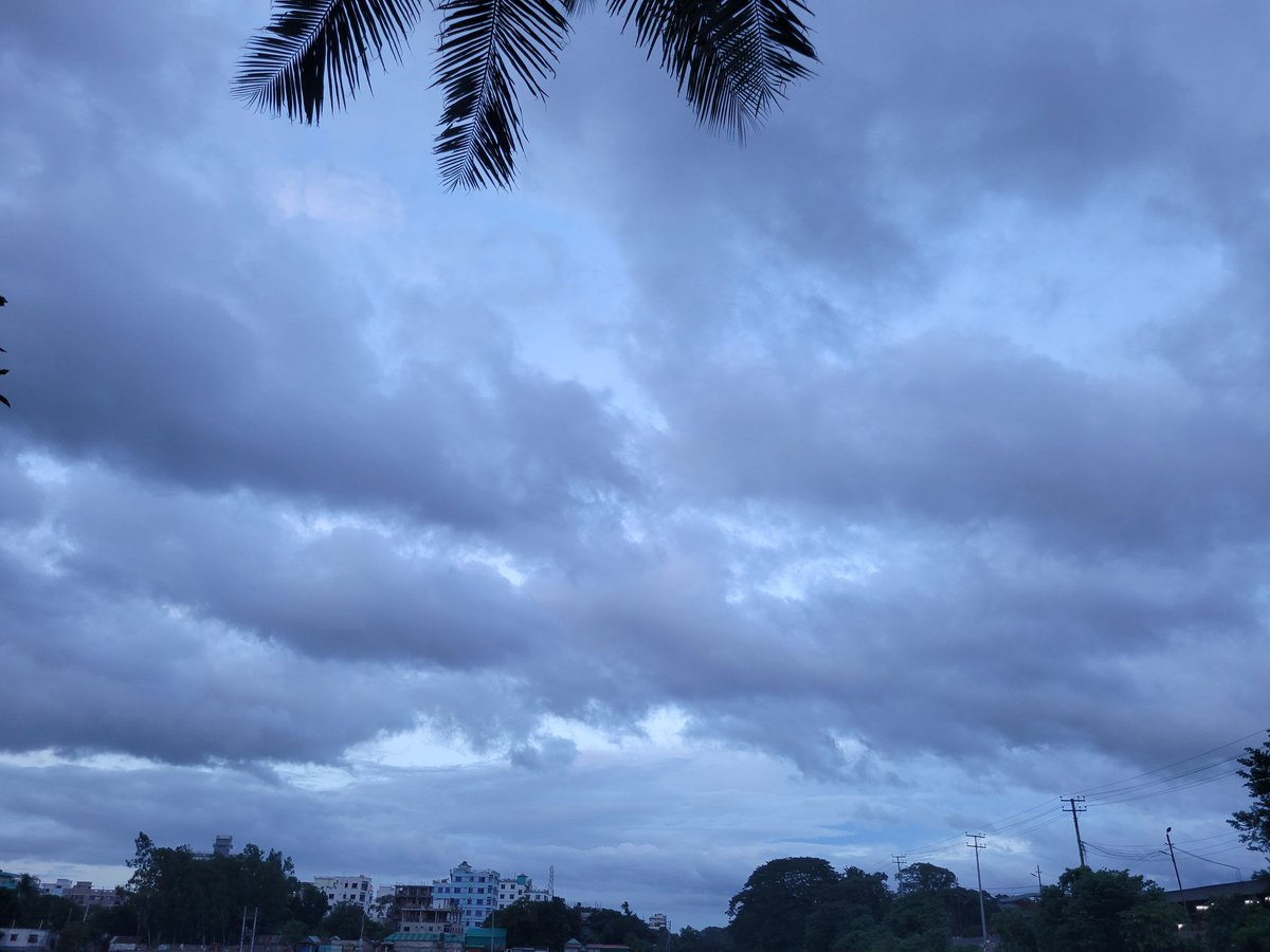 WrittenByVantae's tweet image. The sky&apos;s so pretty today 😍