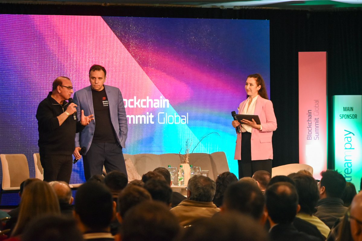 TheBSGlobal's tweet image. 🎙️ ¡Arrancó el #BlockchainSummitGlobal 2025!
La jornada comenzó con Ignacio Varese y Marcelo Montoro, Sr., dando la bienvenida.
Con la conducción impecable de Alejandra Labraga, nos preparamos para un día cargado de inspiración, conexiones y futuro.
📍 Radisson Montevideo