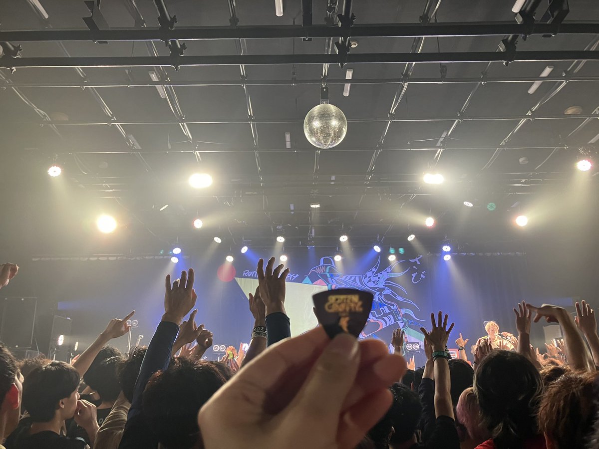 a17ah0's tweet photo. ゆういちのピックが目の前に飛んできました🥺 https://t.co/PJPCfuUB5j