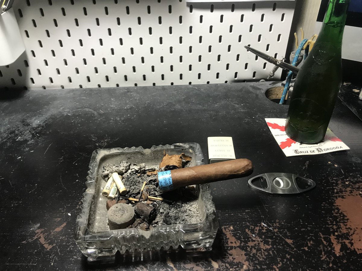 Deivid_Carri's tweet image. Que me voy a fumar un puro después de comer y antes de la siesta en lugar de por la noche para celebrar el patrón de España, Santiago Matamoros, lo saben aquí y en la China.