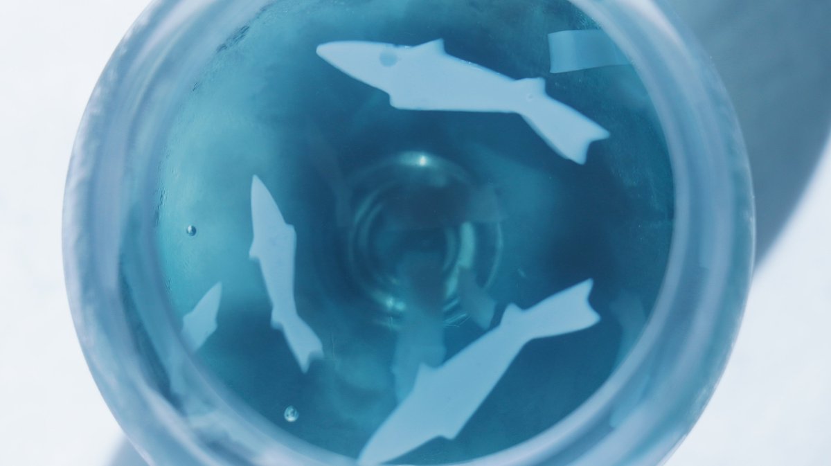 tomeinohito's tweet image. グラスを泳ぐ魚ゼリー。