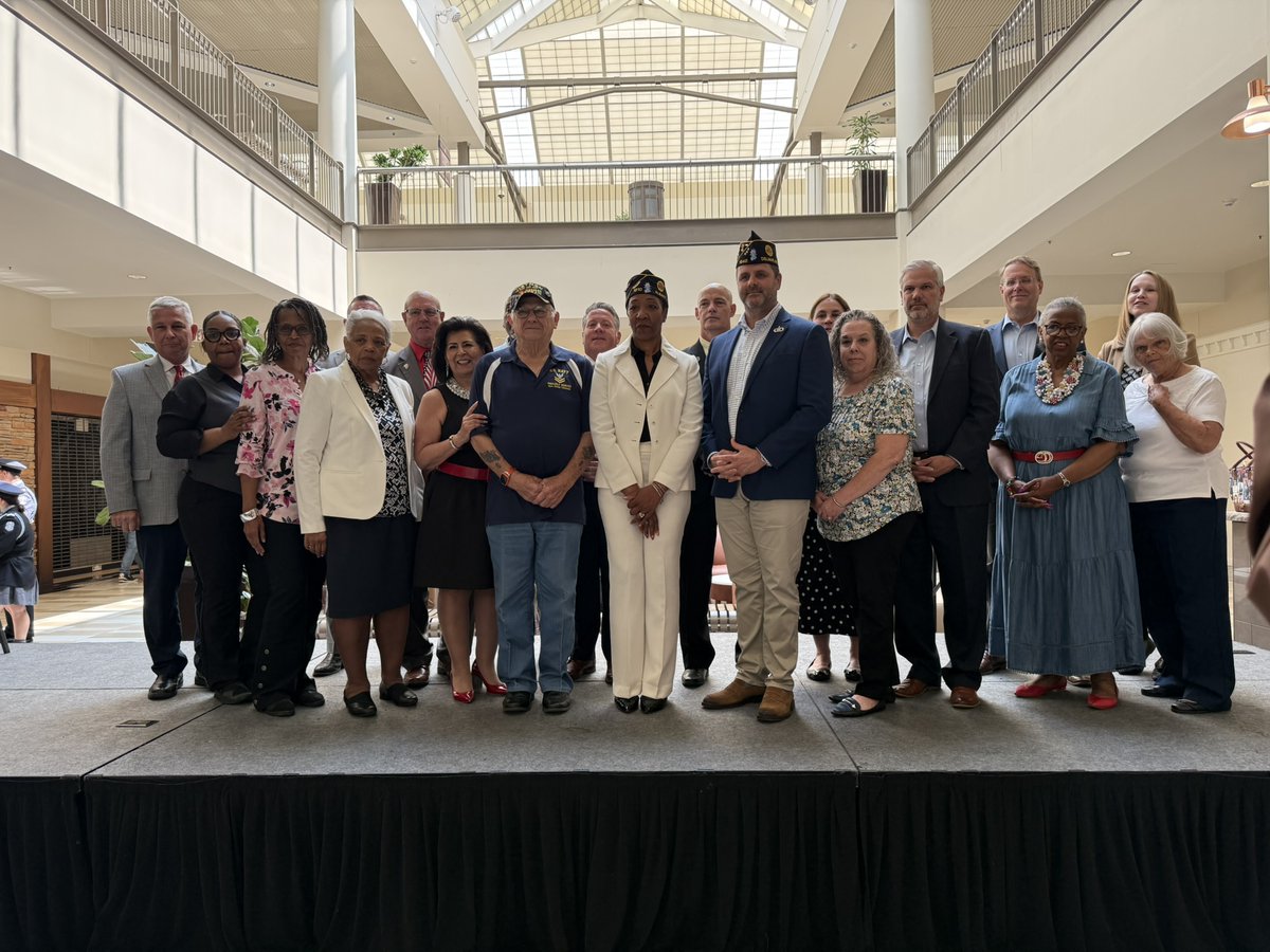 A familiar face was seen on stage at a recent event honoring Upstate New York distinguished veterans. 

CHA's own Jeremy Martelle, a Gulf War veteran, was recognized for his time serving in the U.S. Air Force as a decorated officer!

Thank you for your service, Jeremy! #theCHAway