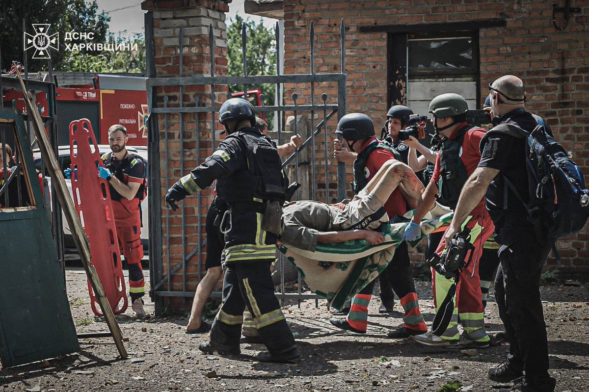 ukr_week_en's tweet image. Russian glide bomb strike on a medical building in #Kharkiv🇺🇦killed at least 1 people & injured at least 14 others, including child on July 25. On July 24, another russian attack against the city using glide bombs targeted a residential building & injured over 40 people. #Ukraine