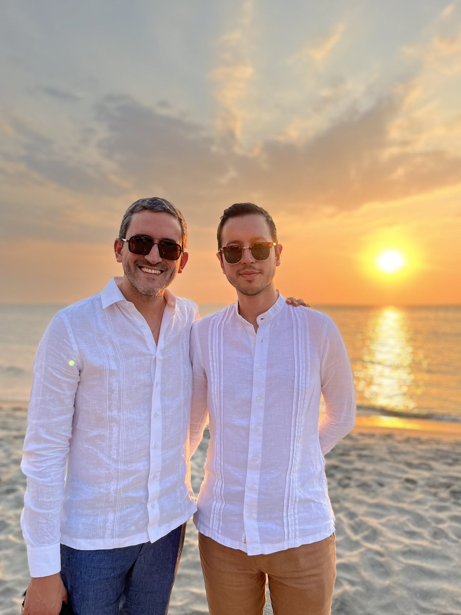 Daniel Ibarra Andrade (@d_ibarra) on Twitter photo Hoy cumple años mi esposo actual. Un año más cerca de ser mi sugar daddy.
Feliz cumpleaños a <a href="/Elbayabuyiba/">Rodrigo Sandoval Araújo 🏳️⚧️🏳️🌈</a>, que todos los días me enseña el valor de vivir y amar libremente. Hoy cumple años mi esposo actual. Un año más cerca de ser mi sugar daddy.
Feliz cumpleaños a <a href="/Elbayabuyiba/">Rodrigo Sandoval Araújo 🏳️⚧️🏳️🌈</a>, que todos los días me enseña el valor de vivir y amar libremente.