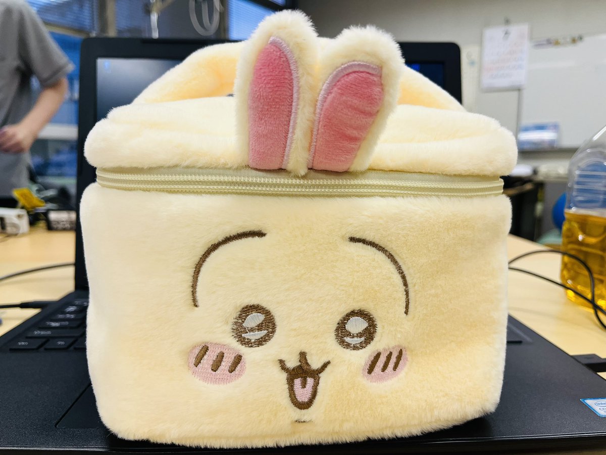 hagipyong's tweet image. 職場の納涼会🍺恒例のビンゴ大会は今年も大盛り上がり❗️
互助会委員のDr.が半年前から劇団四季のチケット予約したり、ディズニーペアチケットやギフト券、美容機器からお菓子、お肉まで✨
私もビンゴ⭐️からのくじ引きでコレ当てた🐇賞味期限近い非常食も配布されていて、持ち運びにベストサイズ🙆