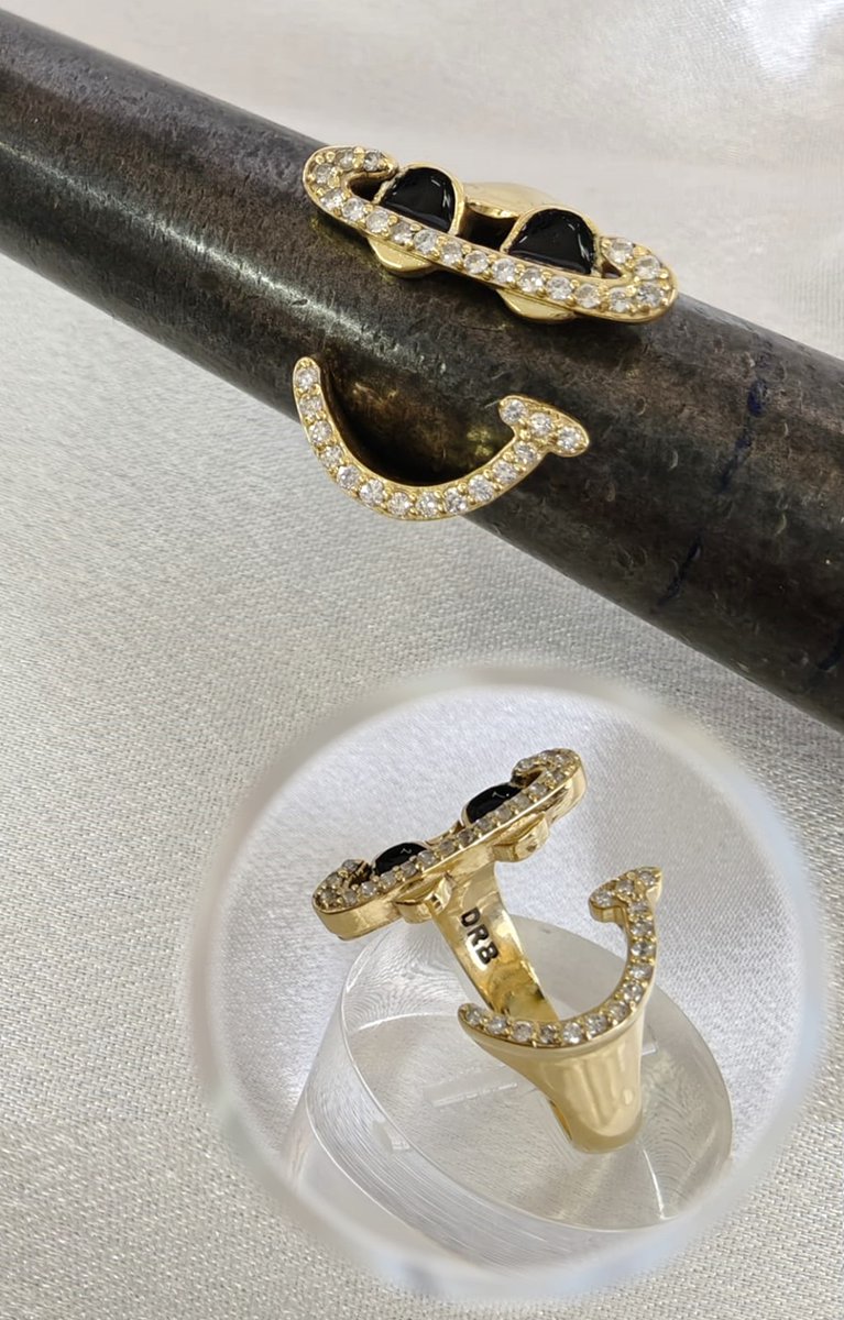 IdancoNFT's tweet image. ✨️💎 𝐃𝐞𝐛𝐭 𝐑𝐞𝐥𝐢𝐞𝐟 𝐑𝐢𝐧𝐠 💎✨️

Gm to absolutely EVERYONE! 

Jewelry is how I honor projects I truly vibe with, and $DRB is definitely one of them 😎

Grateful to turn that energy into such unique cultural pieces, ones that only few truly understand (for now) 🧠