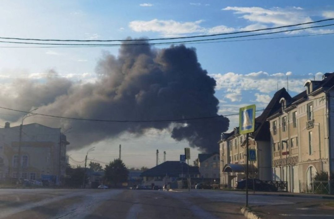 RussianSpoof's tweet image. Russia takes major action on Ukraine
In Kharkiv, a new type of glide bomb was used to target residential buildings and a textile factory.
33 people were injured, including a 10-year-old child and two teenagers.