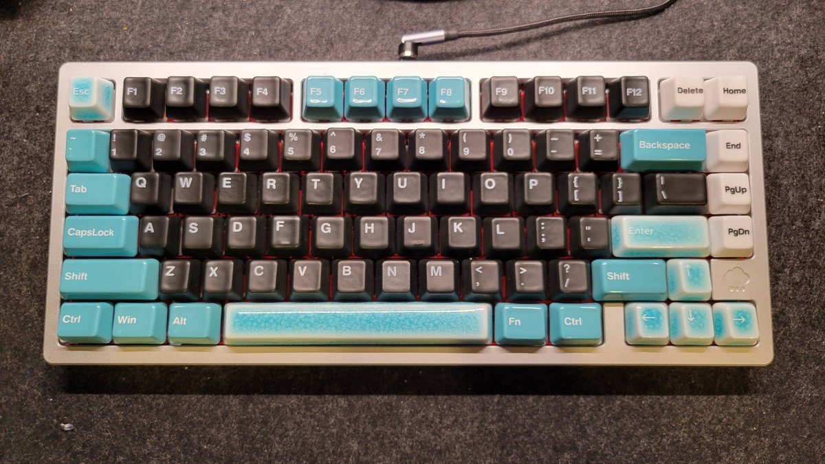 cha_text's tweet image. #ズブズブキーボードコレクション2025
Rainy75をカスタムして使っております。
キーキャップをcerakeyに交換し、キースイッチはNeo White switch に交換しております。
打鍵感は唯一無二なのですが、重量が重すぎるのがなんともなキーボードです!