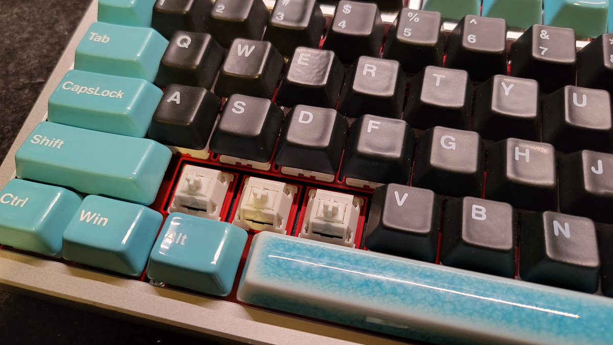 cha_text's tweet image. #ズブズブキーボードコレクション2025
Rainy75をカスタムして使っております。
キーキャップをcerakeyに交換し、キースイッチはNeo White switch に交換しております。
打鍵感は唯一無二なのですが、重量が重すぎるのがなんともなキーボードです!