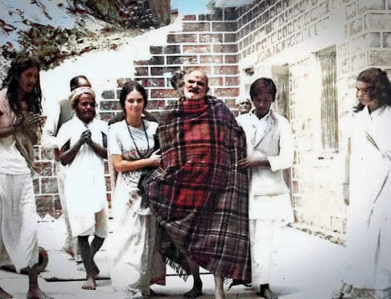 Yogini_Maya's tweet image. कपि बंधन सुनि निसिचर धाए। कौतुक लागि सभाँ सब आए।।
दसमुख सभा दीखि कपि जाई। कहि न जाइ कछु अति प्रभुताई।।
बंदर का बाँधा जाना सुनकर राक्षस दौड़े और कौतुक के लिए (तमाशा देखने के लिए) सब सभा में आए। हनुमान जी ने जाकर रावण की सभा देखी। उसकी अत्यंत प्रभुता (ऐश्वर्य) कुछ कही नहीं जाती।…