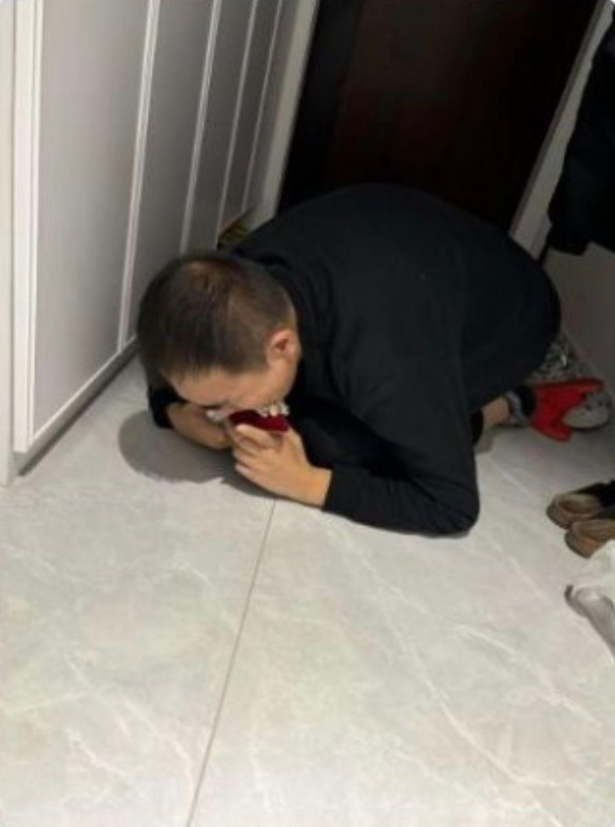 西安绿帽男m投稿：老婆回老家的时候，绿帽用老婆的鞋子打胶，被老婆发现后惩罚绿帽。