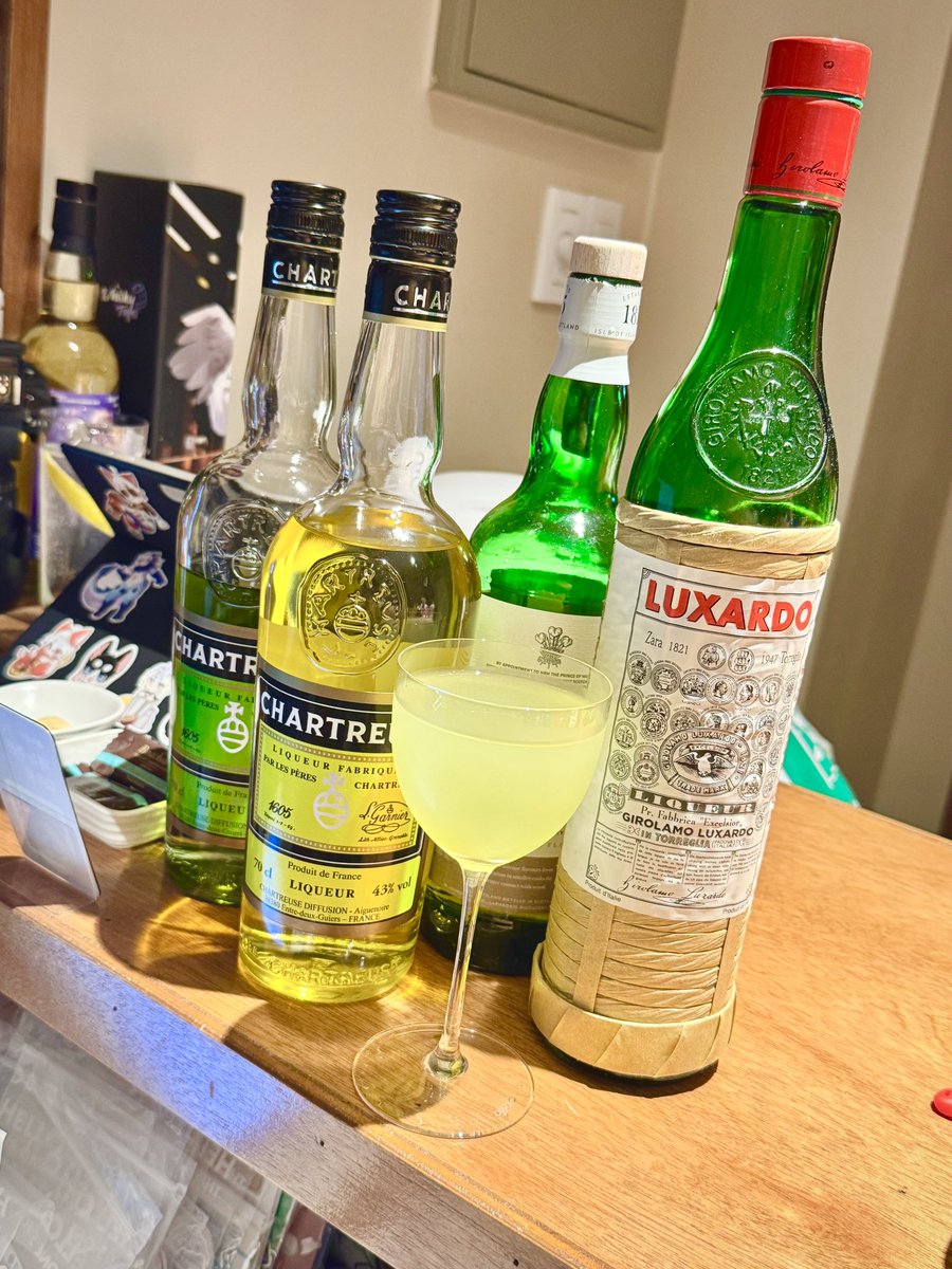 W_Barkemono's tweet image. 🍸Laphroaig Project✨
피치비터를 구하고 싶어지는 칵테일입니다...🥹
샤르트뢰즈 옐로와 그린의 Herbal한 특징이 라프로익의 메디시널한 피트와 잘 어우러지는 것이 인상적인 칵테일입니다.
언젠가는 매장에서 판매할 수 있는 날이 오기를....