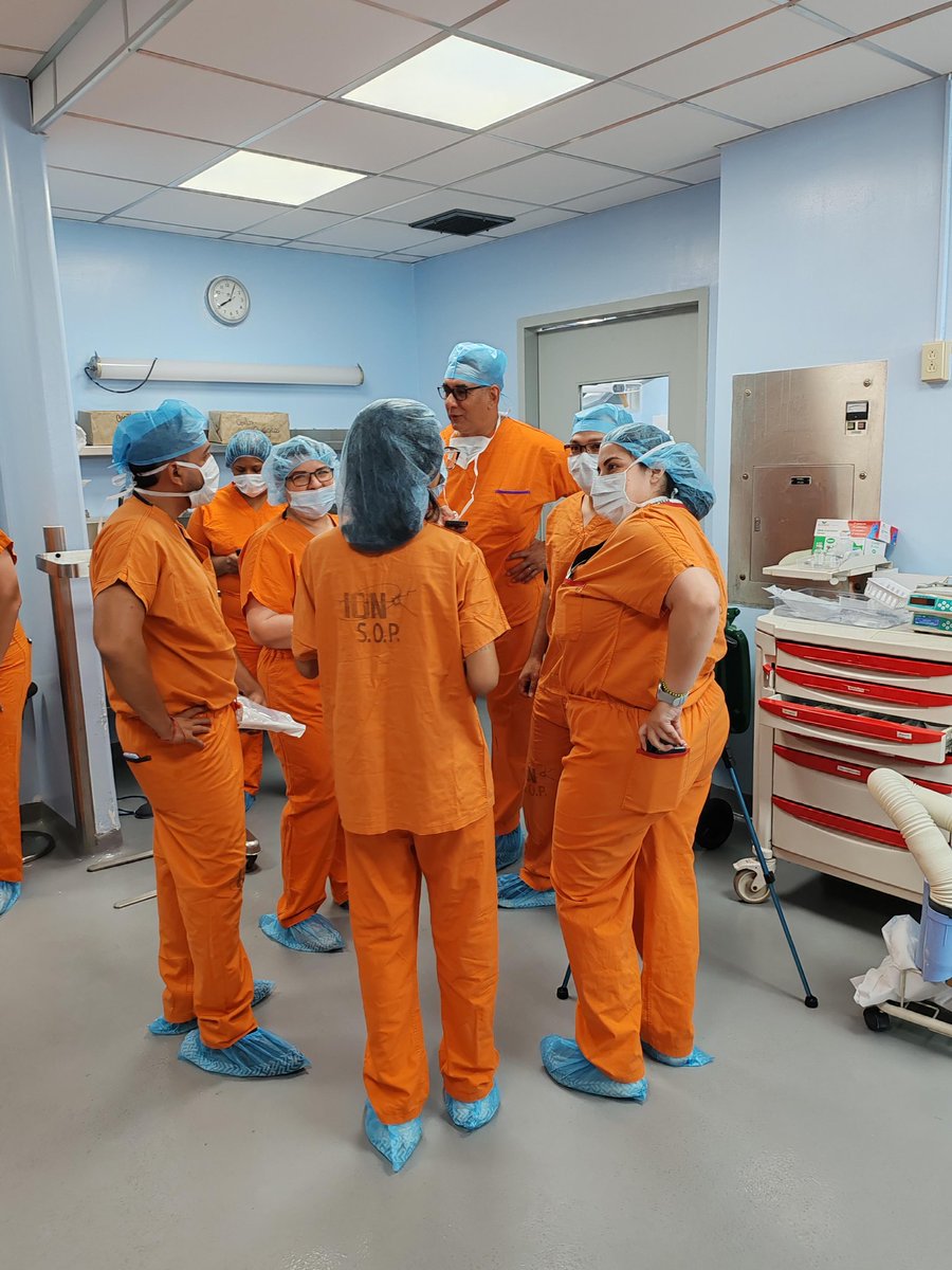 ioncologico's tweet photo. Da Vinci Xi en el Instituto Oncológico Nacional: Cuando la alta tecnología se encuentra con el talento humano. @ioncologico no solo está salvando vidas. Está demostrando que un hospital público puede ser sinónimo de ciencia, vanguardia y, sobre todo, humanidad. https://t.co/bQYCKnnZ2f