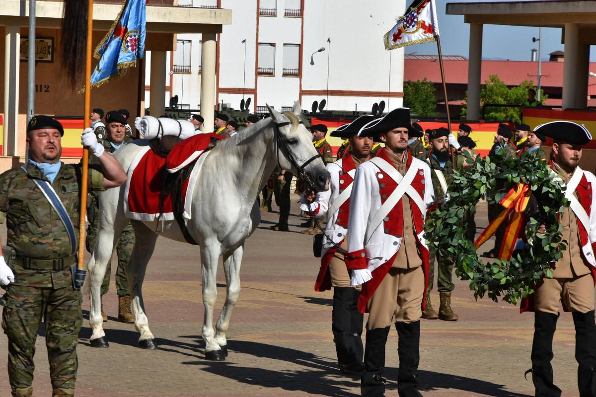FUTER_ET's tweet image. El Grupo de Caballería Acorazado "Calatrava" II/16 ha celebrado en la Base General Menacho la festividad de Santiago, Patrón de España y del arma de Caballería, con una parada militar presidido por el General Jefe de la Fuerza Terrestre.
#BrigadaExtremadura
#SomostuEjército