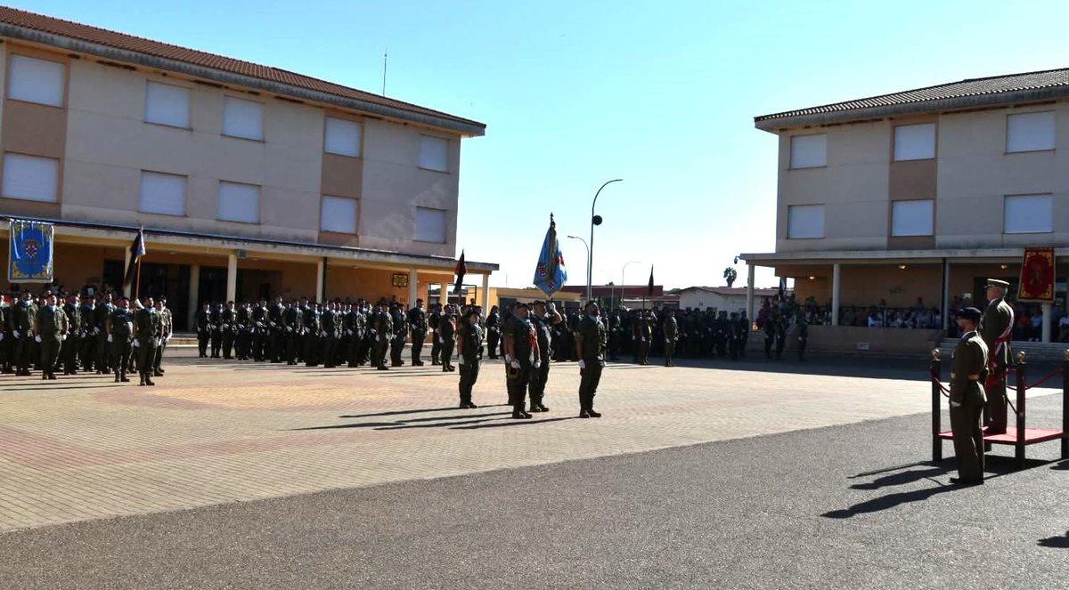 FUTER_ET's tweet image. El Grupo de Caballería Acorazado "Calatrava" II/16 ha celebrado en la Base General Menacho la festividad de Santiago, Patrón de España y del arma de Caballería, con una parada militar presidido por el General Jefe de la Fuerza Terrestre.
#BrigadaExtremadura
#SomostuEjército