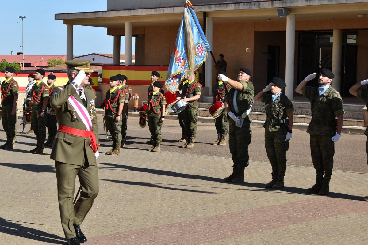 FUTER_ET's tweet image. El Grupo de Caballería Acorazado "Calatrava" II/16 ha celebrado en la Base General Menacho la festividad de Santiago, Patrón de España y del arma de Caballería, con una parada militar presidido por el General Jefe de la Fuerza Terrestre.
#BrigadaExtremadura
#SomostuEjército