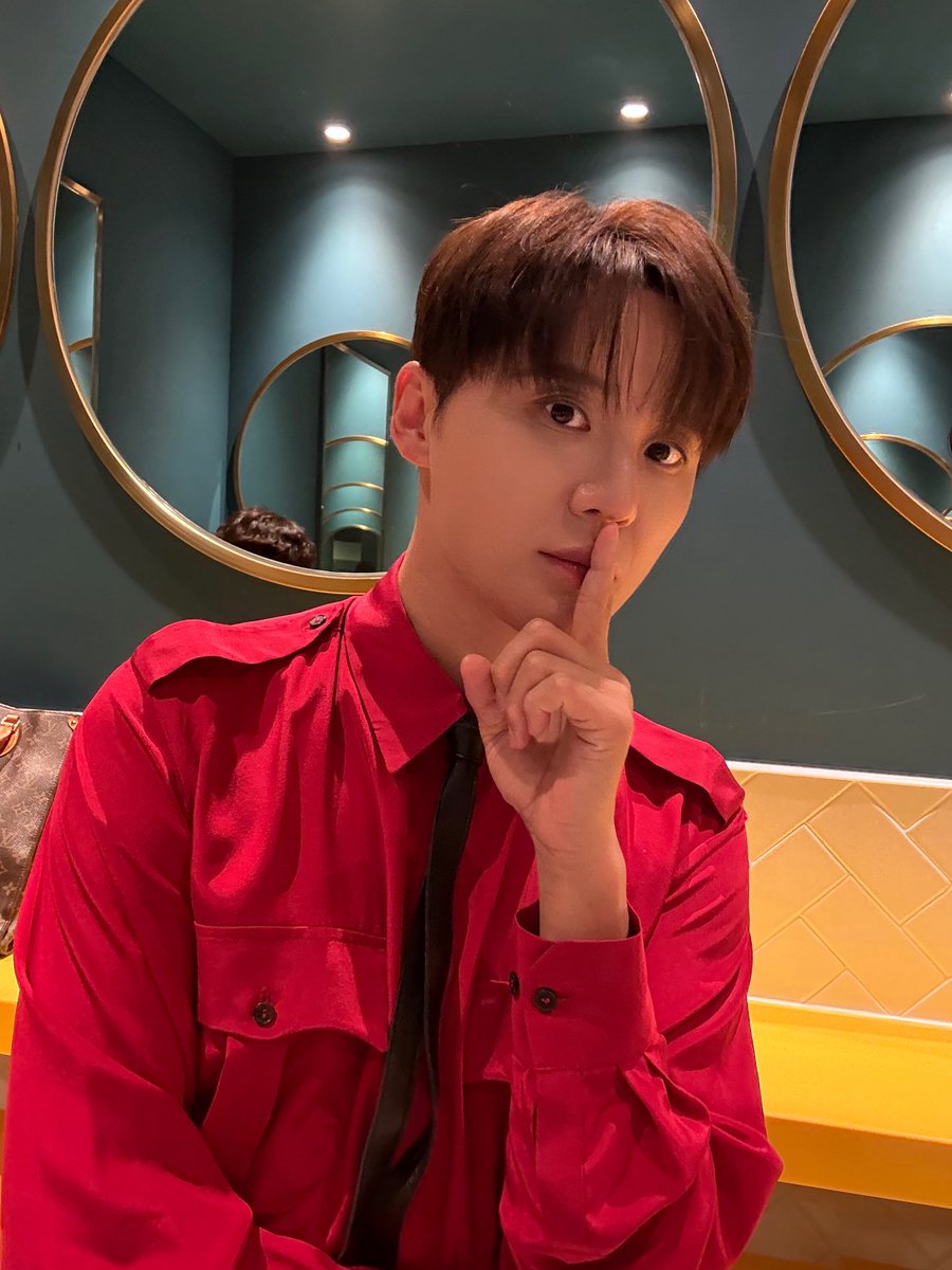Junsu_PALMTREE's tweet photo. 저는 가수이자 뮤지컬 배우이자
롤 마스터 미드 라이너 김준수입니다😎👊✨ https://t.co/fouiIu27Hw