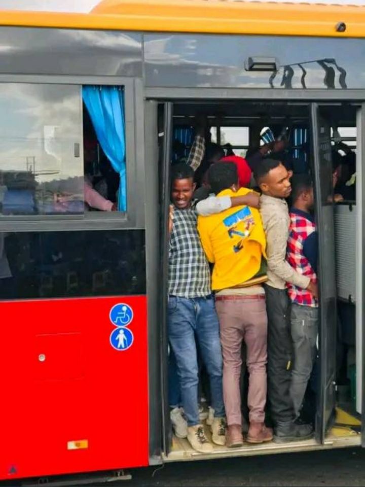 lucksganch's tweet photo. አይ የኢትዮጵያ ህዝብ በ 21ኛው ክ/ዘመን  እንደዚህ በጥፍሩ እንደቆመ ለጥቂት ለማይጠግቡ ስግብግብ የብልፅግና ሹሞች ከሰው በታች ኖሮ በጥፍሩ እንደቆመ ይቀብሩታል  😢😢😢 https://t.co/pAsAr69Hrq