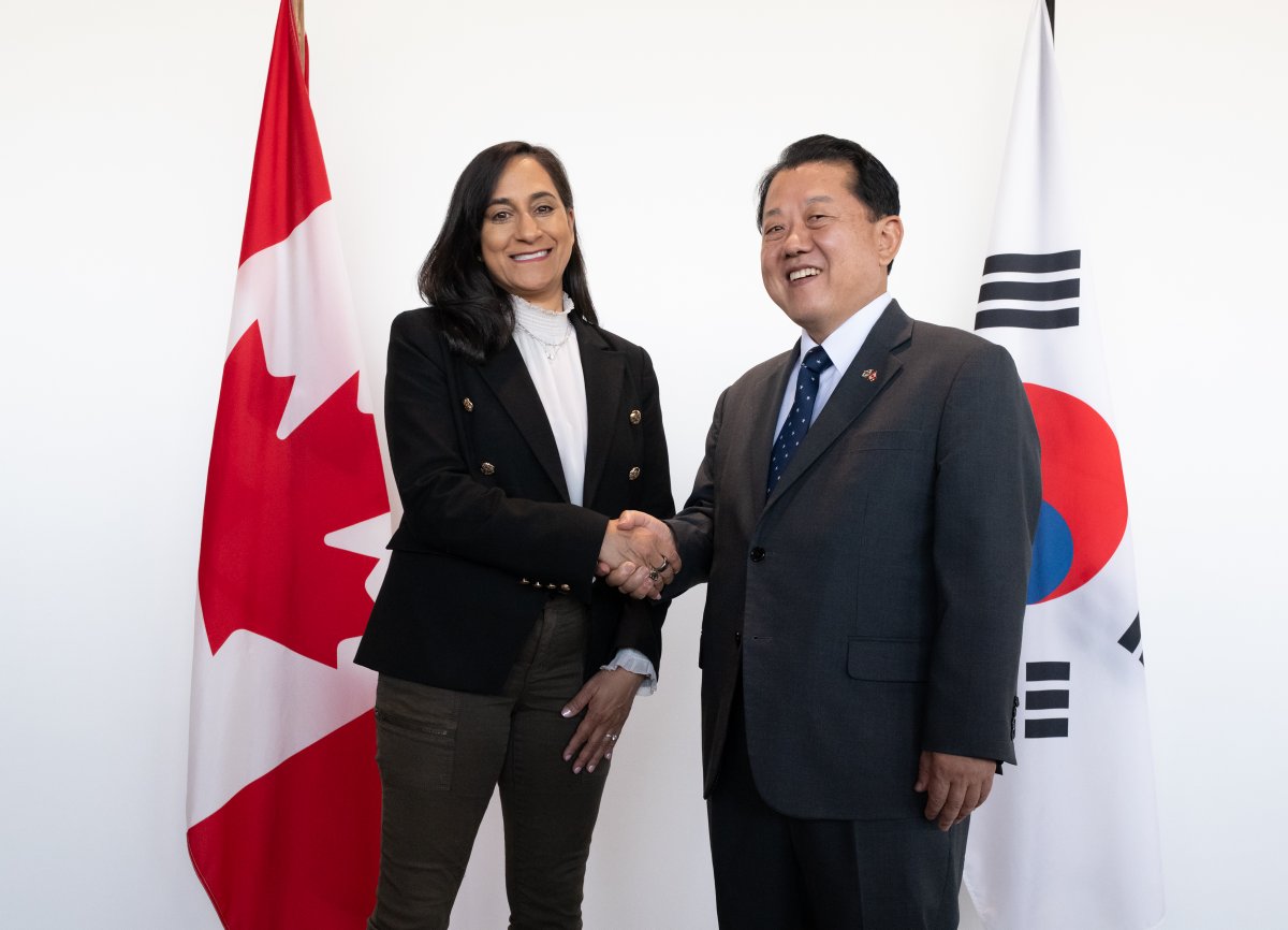 Cette semaine, la ministre Anand a accueilli l'envoyé spécial du président sud-coréen à Ottawa pour renforcer la coopération entre le Canada et la Corée du Sud en tant que partenaires stratégiques dans la région indo-pacifique.