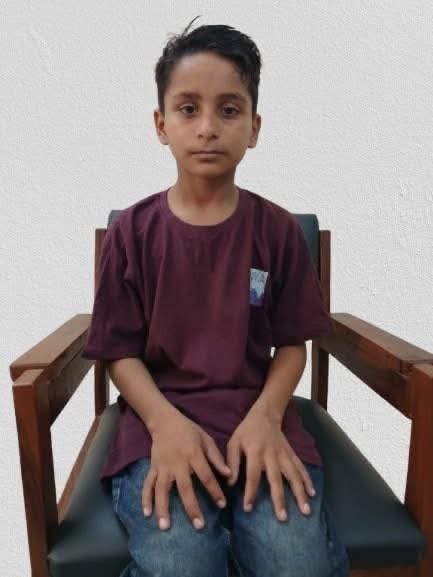 اس بچے کا نام محمد ہے محمد چند سال قبل کراچی سے اغواء ہوا تھا۔ ایک پل کے پاس جہاں رکشوں کا اسٹاپ بھی ہے وہاں سے اغواء ہوا تھا۔ اغواء کار رحیم یار خان میں چھوڑ کر فرار ہوئے تھے۔ اس وقت ایک ادارے میں موجود ہے۔  محمد کے والد کا  نام صابر ہے 
+923162529829
<a href="/BDonorsPakistan/">Blood Donors Pakistan 🇵🇰</a>