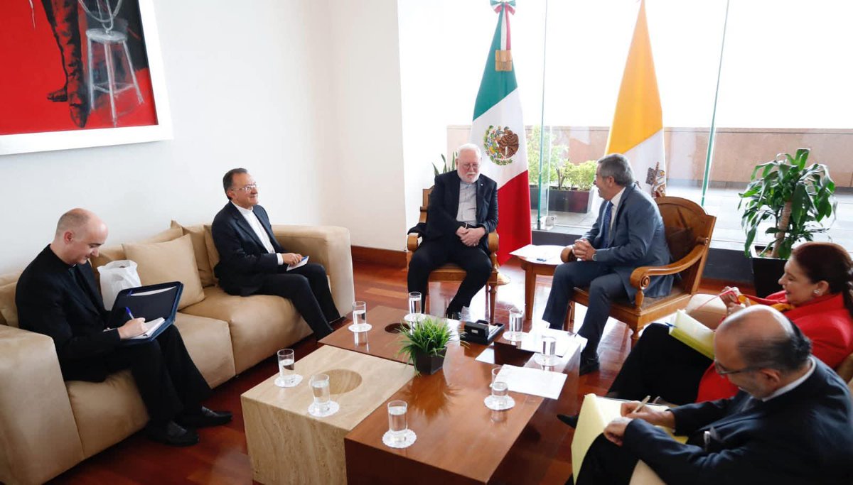 ludwigbarragan's tweet image. Mons. Paul Richard Gallagher, the Holy See´s foreign minister @TerzaLoggia, met with Mexico´s foreign secretary @SRE_mx in Mexico City.

#DiplomaciaMX.