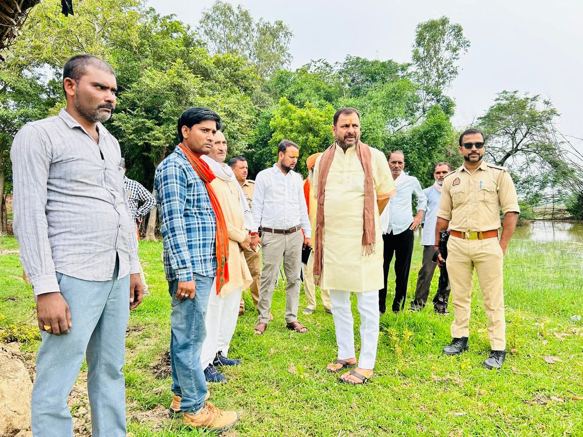 जनता की सेवा हमारा धर्म🙏🌺…

आज बांदा सदर विधानसभा क्षेत्र के ग्राम- बड़ोखर बुज़ुर्ग,झाड़ी के पुरवा में पहुंचकर पैदल भ्रमण कर ग्रामीणों की समस्याओं की जनसुनवाई की, एवं चल रहे विकास कार्यों का निरीक्षण कर उनके द्वारा दिये गये विकास कार्यों के प्रस्ताओ को प्राथमिकता के आधार पर