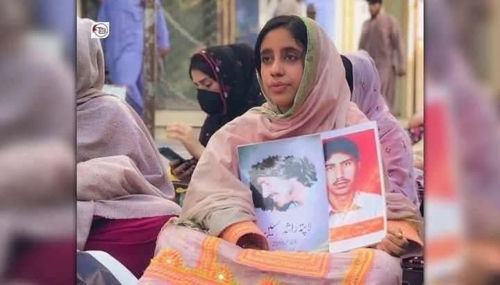 saan_jat's tweet image. اسلام آباد میں معصوم سی شکل بنا کر بیٹھی ہوئی اس لڑکی کا نام ماہزیب ہے۔ اسکا چچا راشد حسین کراچی چینی قنصل خانے پر حملے کا ماسٹر مائنڈ ہے اور درجنوں پنجابی مسافروں کو بسوں سے اتار کر گولیاں مار چکا ہے۔ اسکا چچا عرب امارات بھاگ گیا تھا جہاں اسکو ٹھوس شواہد کی بنیاد پر گرفتار کیا